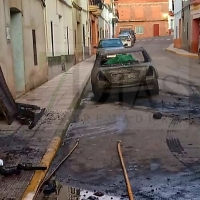 Un vehículo sale ardiendo en el interior de un garaje