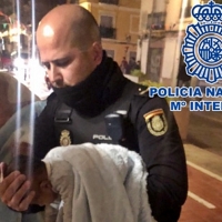 La Policía Nacional salva la vida de un bebé tras 20 minutos de reanimación