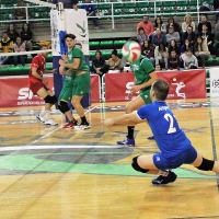 El Cáceres Voleibol se lleva un igualadísimo derbi extremeño