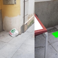 Pegatinas ya advierten de la retirada e inspección de la basura en el Casco Antiguo de Badajoz