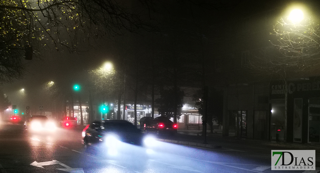 Badajoz amanece cubierta con un manto de niebla