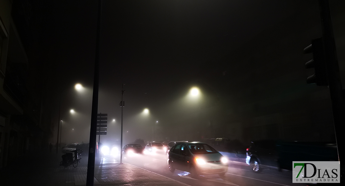 Badajoz amanece cubierta con un manto de niebla