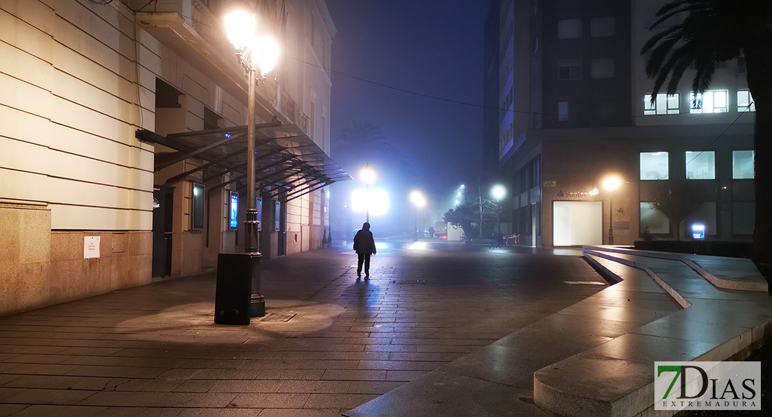 Badajoz amanece cubierta con un manto de niebla