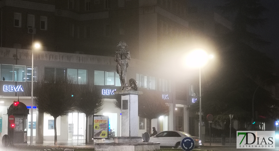 Badajoz amanece cubierta con un manto de niebla