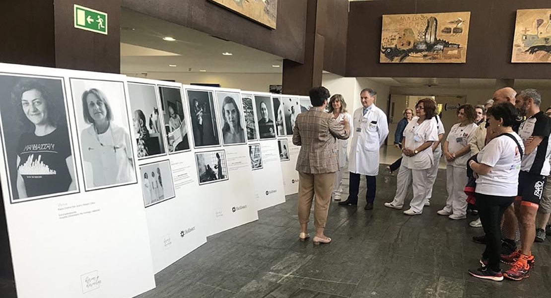 El Hospital de Mérida acoge la exposición fotográfica itinerante ‘Héroes y Heroínas’