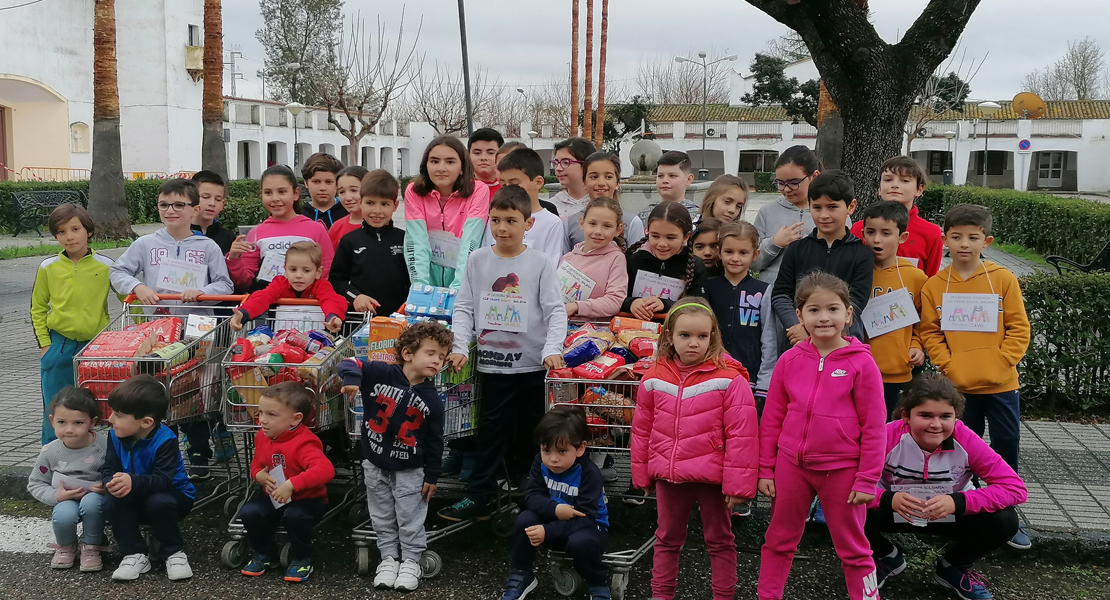 El colegio Vegas Bajas de Balboa recoge 140 kilos de comida para un comedor social