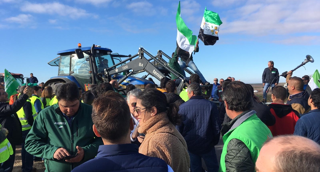 La columna de Almendralejo ya congrega a miles de agricultores