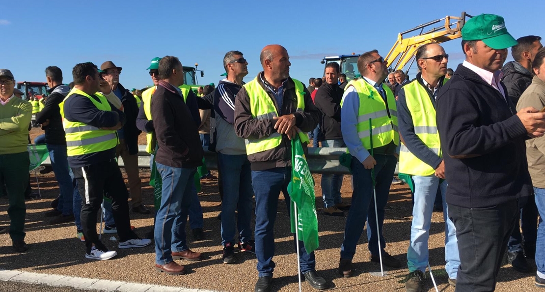 Al grito de “El campo unido, jamás será vencido” en Almendralejo