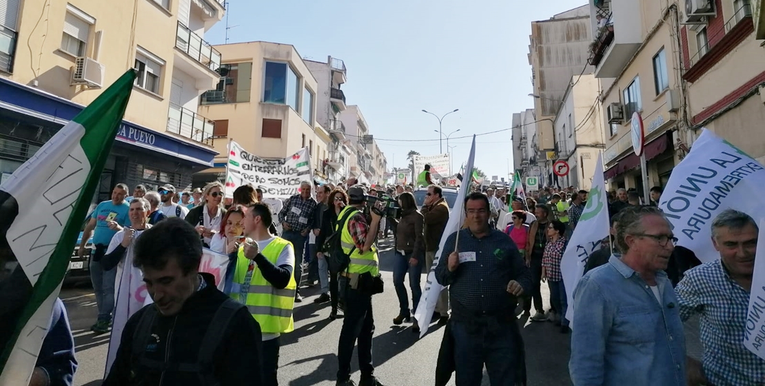 Miles de agricultores se dirigen ya a Presidencia a pedir explicaciones a Vara