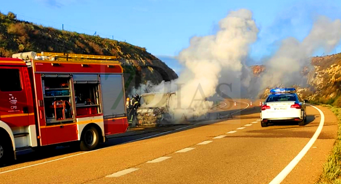 Incendio en una furgoneta en la comarca de La Serena