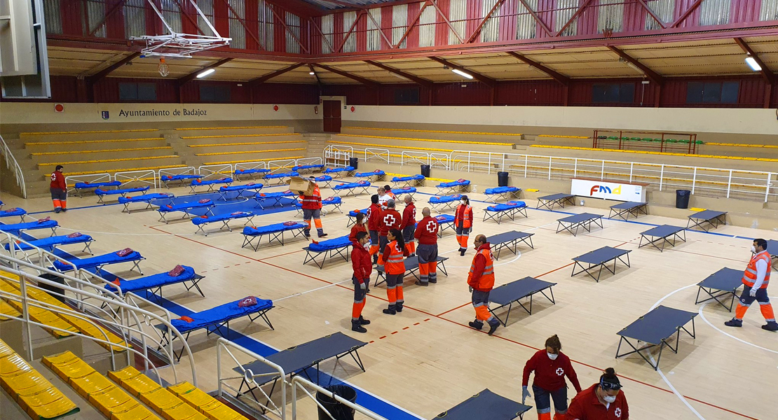 El Polideportivo donde Badajoz aloja a las personas sin hogar