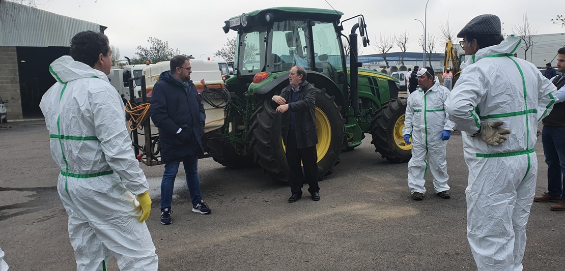 Doce tractoristas voluntarios desinfectan las calles de Mérida