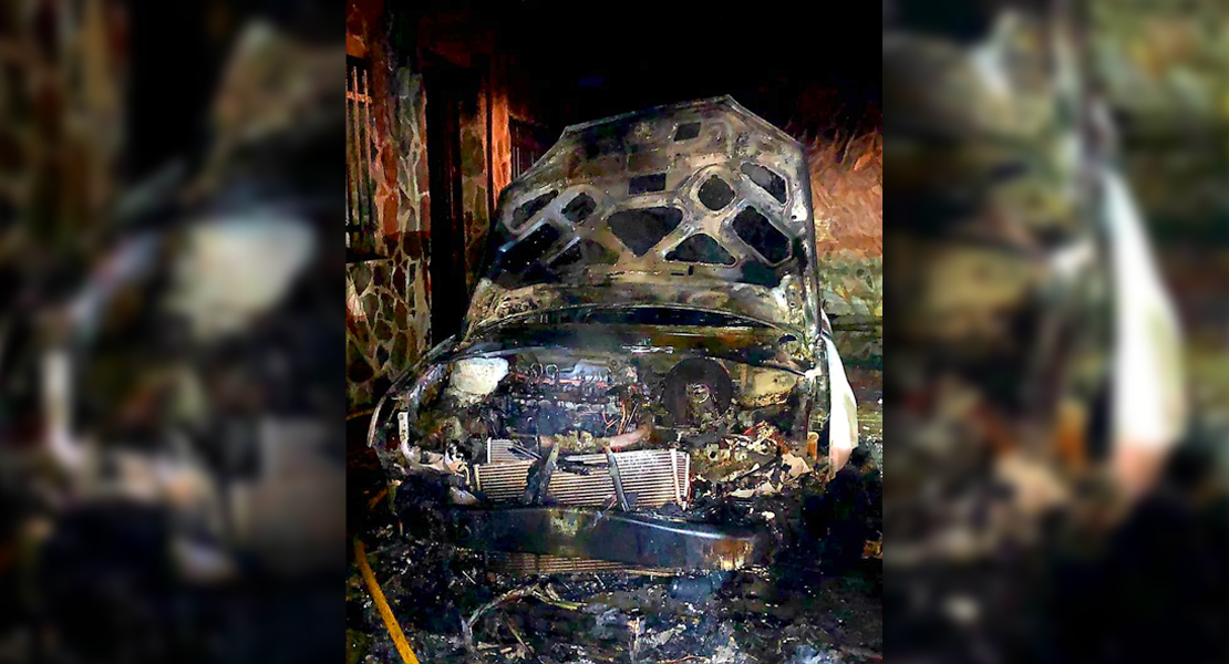 Un incendio en un coche afecta a una vivienda de La Coronada