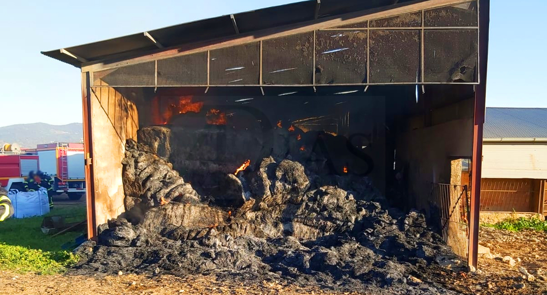 Arde un pajar en una finca cercana a Burguillos del Cerro