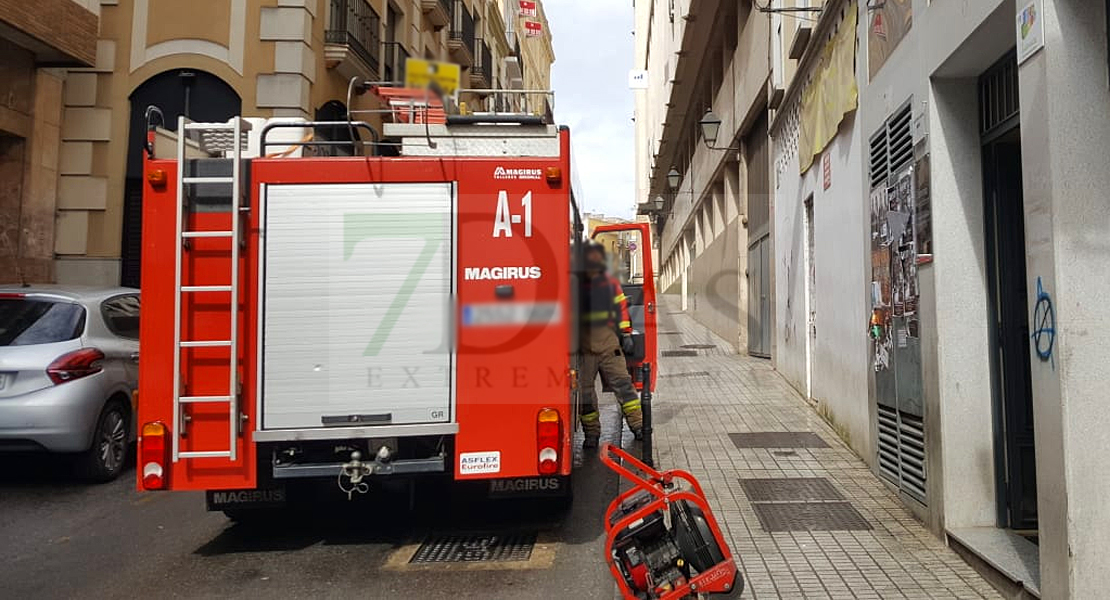 Los Bomberos actúan en un incendio de vivienda en el centro de Badajoz