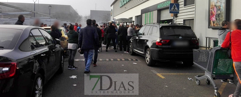 VÍDEO - Los ciudadanos continúan comprando en los supermercados bajo el miedo