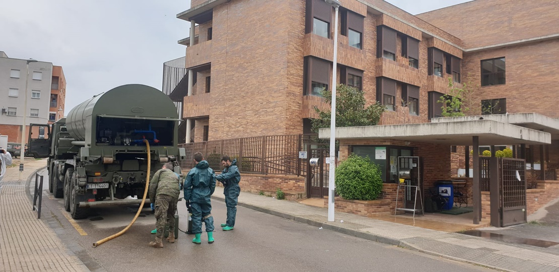 El Ejército desinfecta una residencia de Mérida donde hay varios positivos