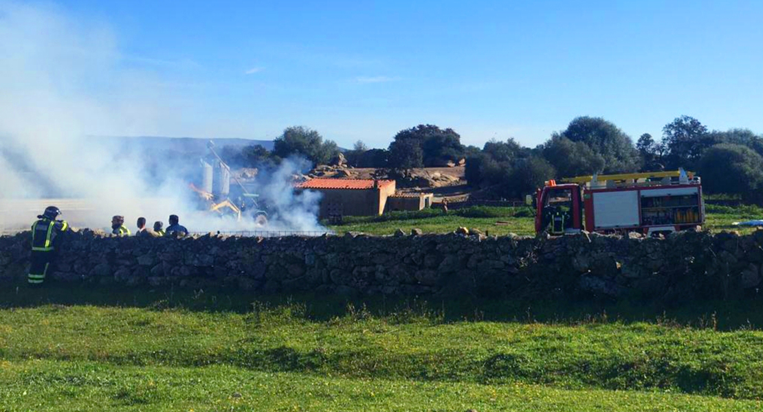 Imágenes del incendio en una nave de alpacas de Burguillos del Cerro (BA)