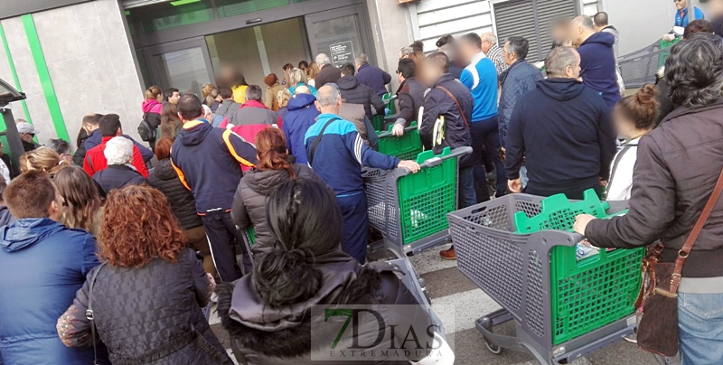 VÍDEO - Los ciudadanos continúan comprando en los supermercados bajo el miedo