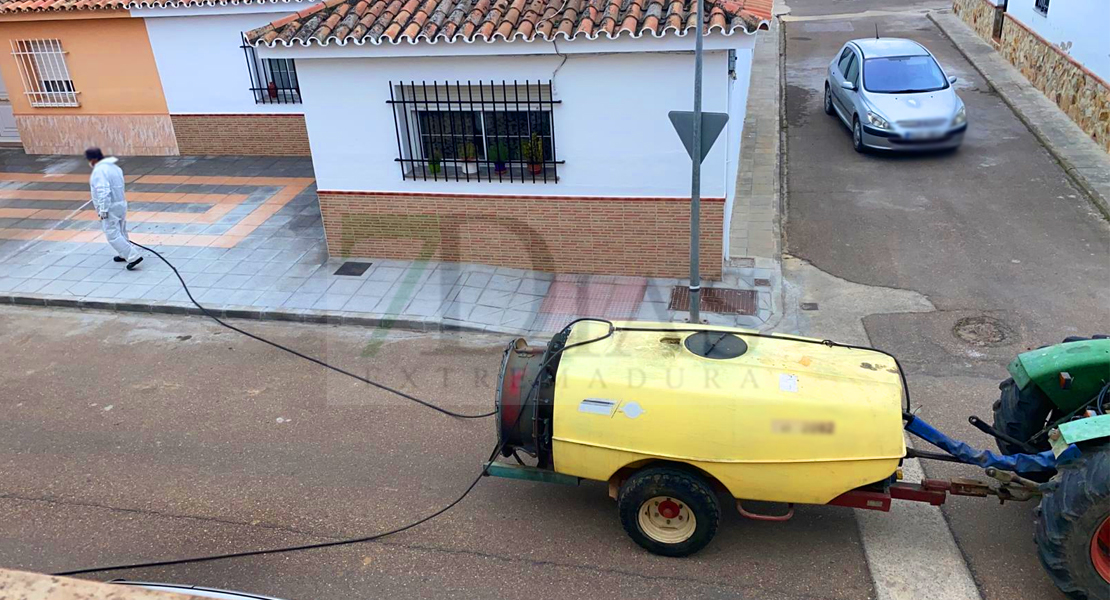 VÍDEO - Así está siendo la limpieza y desinfección de calles en Valdelacalzada