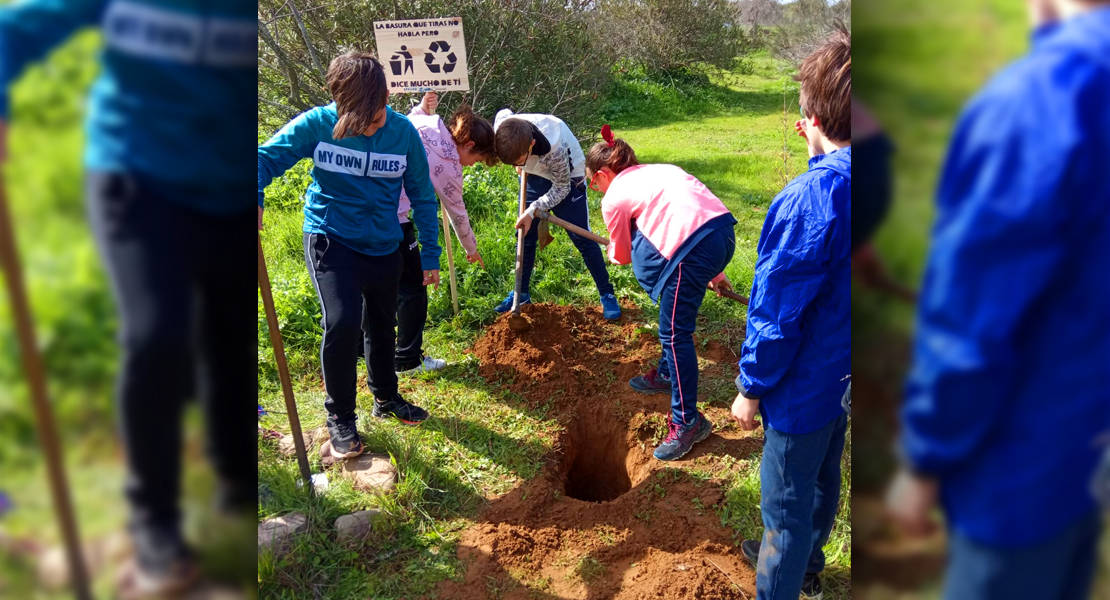 Alumnos de Mérida se preocupan por el medio ambiente con una recogida de basura