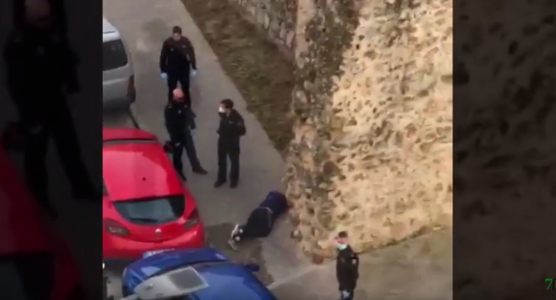 La Policía le llama la atención y cae desde varios metros de una muralla en Badajoz