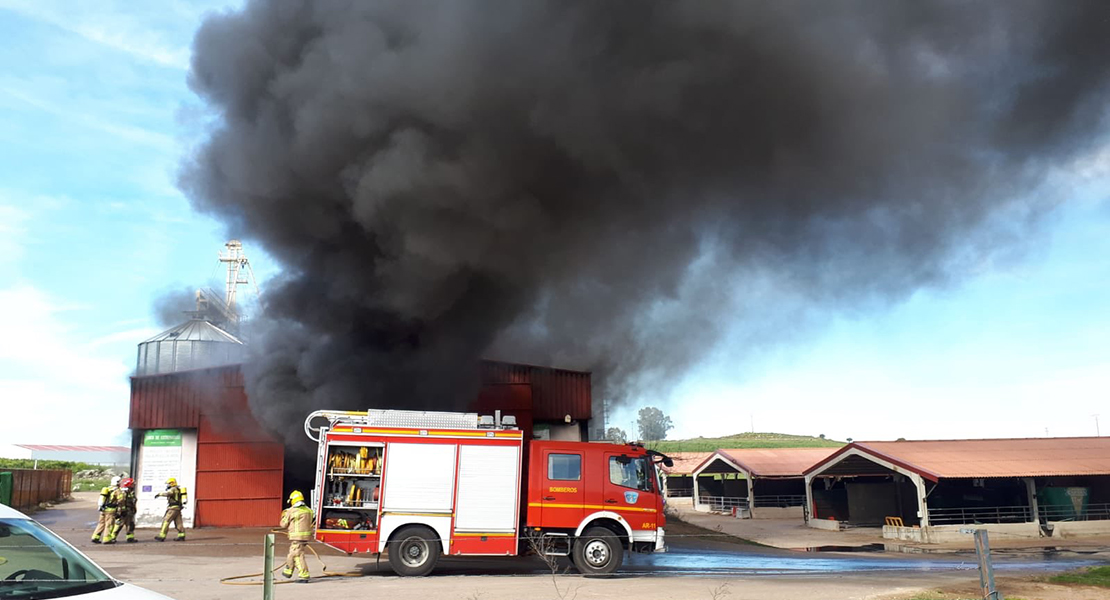 Incendio en una nave agrícola en la provincia de Cáceres