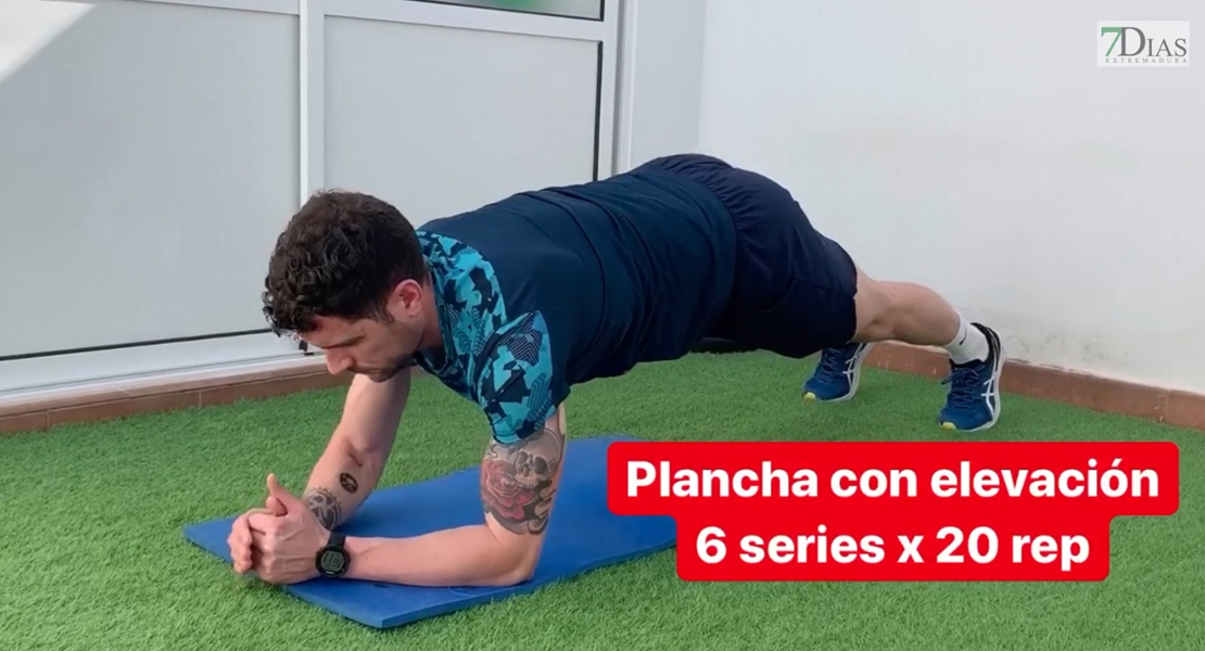 Un entrenador personal te muestra cómo hacer ejercicio en casa