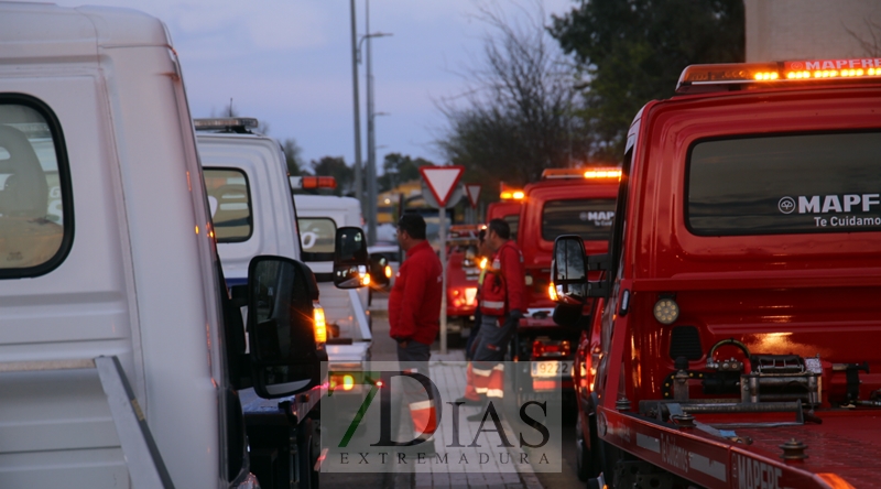 Las grúas de Badajoz se suman al homenaje a los sanitarios