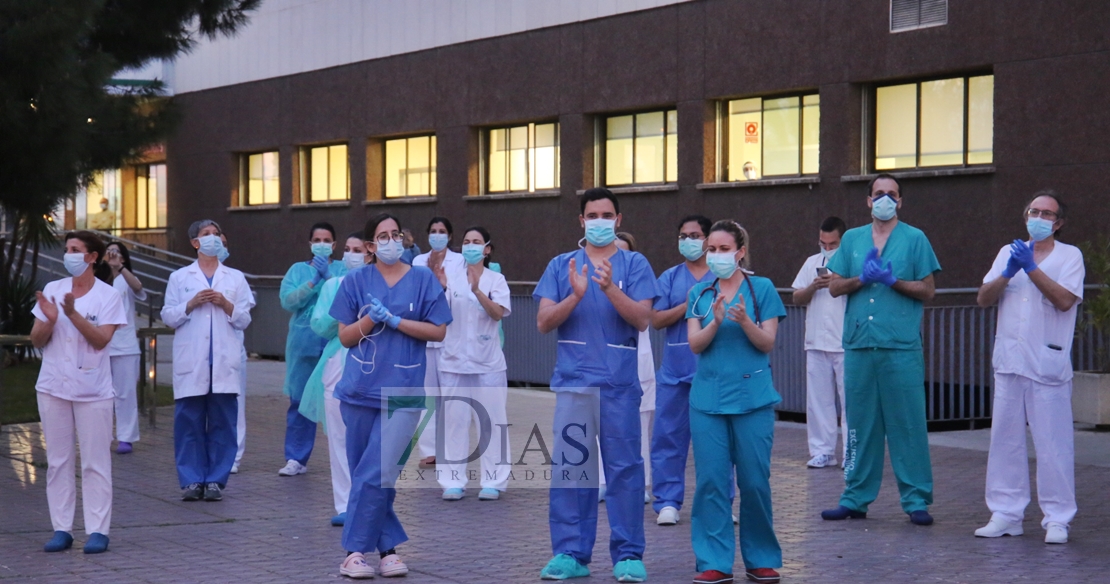 Los Bomberos se unen a la Policía para homenajear a los sanitarios