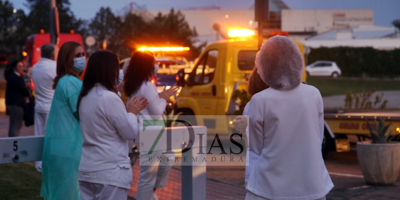 Las grúas de Badajoz se suman al homenaje a los sanitarios