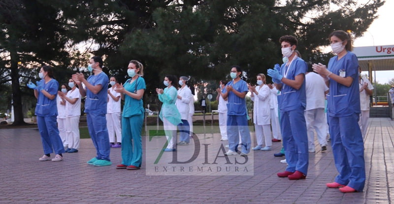 Las grúas de Badajoz se suman al homenaje a los sanitarios