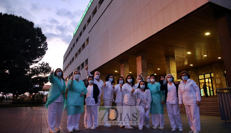 Las grúas de Badajoz se suman al homenaje a los sanitarios