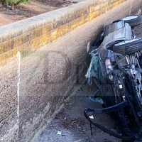 Bomberos del CPEI rescatan a una mujer tras sufrir un accidente con su coche