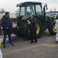 Doce tractoristas voluntarios desinfectan las calles de Mérida