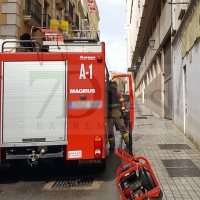 Los Bomberos actúan en un incendio de vivienda en el centro de Badajoz