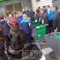 VÍDEO - Los ciudadanos continúan comprando en los supermercados bajo el miedo