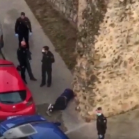 La Policía le llama la atención y cae desde varios metros de una muralla en Badajoz