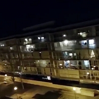 Sesión improvisada con Dj en un bloque de pisos de Zaragoza