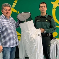 Apicultores extremeños donan a la Guardia Civil tres trajes de apicultor