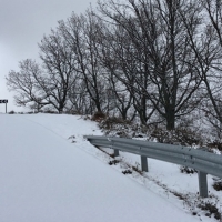 La nieve complica la circulación en una carretera extremeña