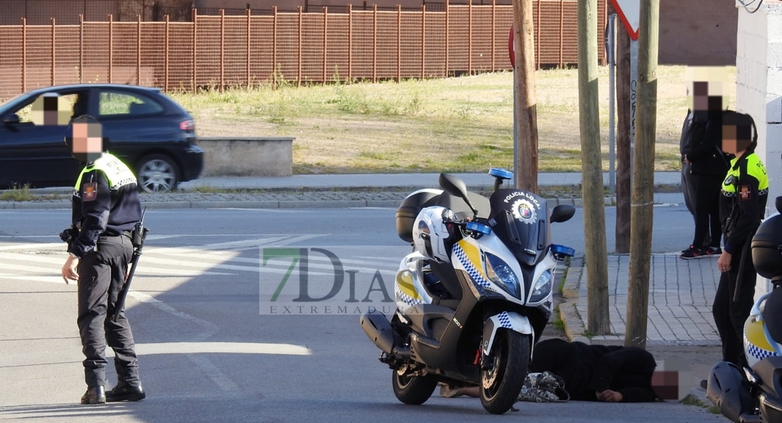 La Policía Local atiende una mujer que yacía en el suelo en Puerta Trinidad (Badajoz)