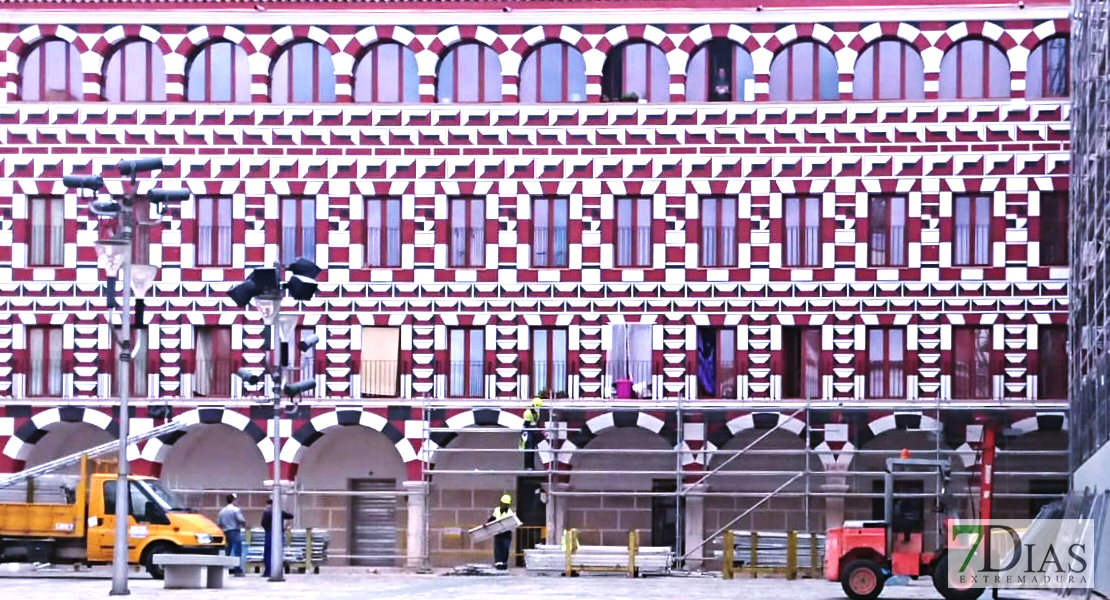 La Plaza Alta de Badajoz, considerada una de las más espectaculares, se deshace de su toldo