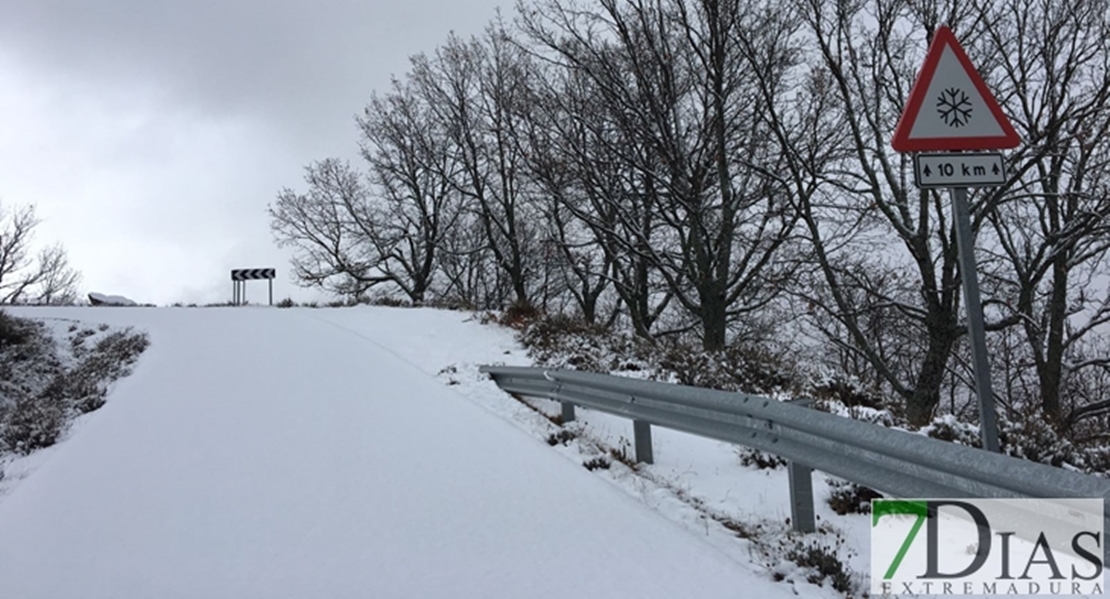 La nieve complica la circulación en una carretera extremeña