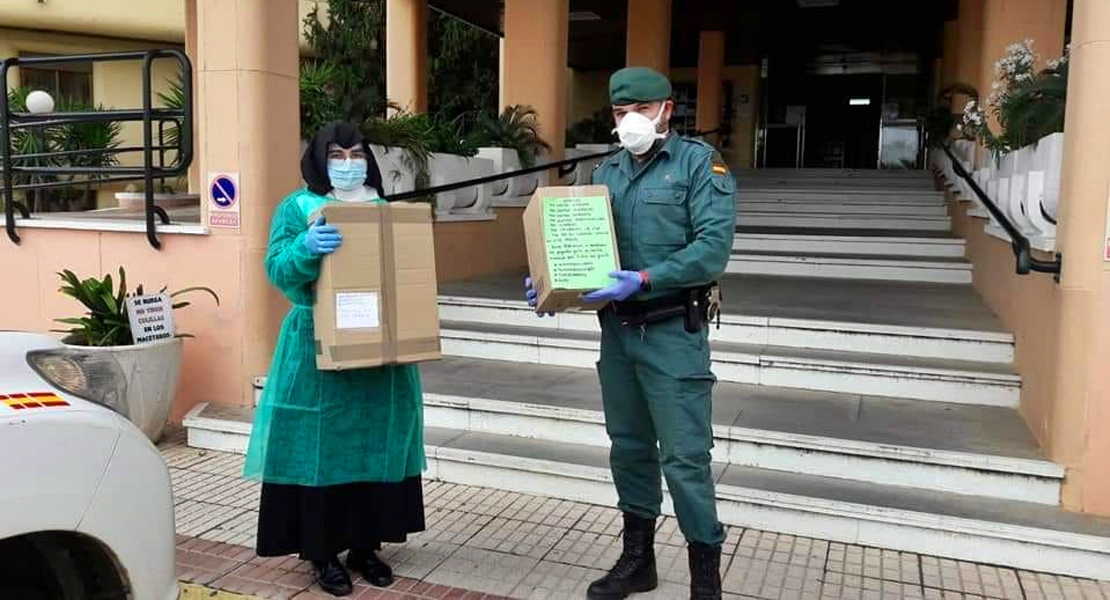 La Guardia Civil entrega más de 10.000 mascarillas y batas artesanales