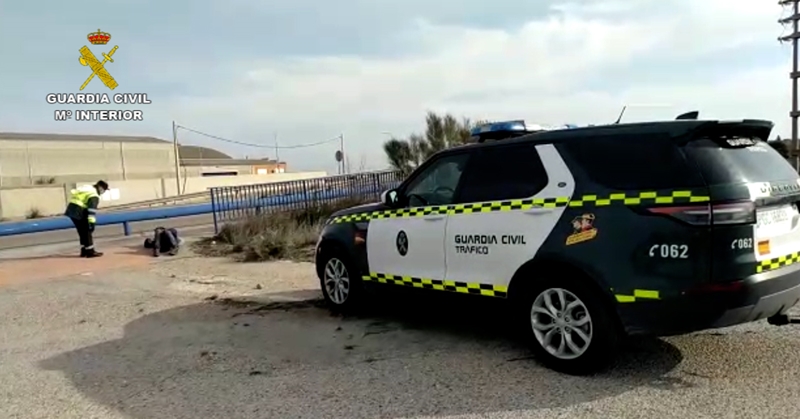 La Guardia Civil auxilia a un hombre tendido en una carretera y con síntomas de coronavirus