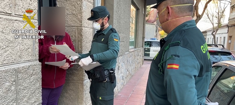 La Guardia Civil reparte cheques comida a familias necesitadas