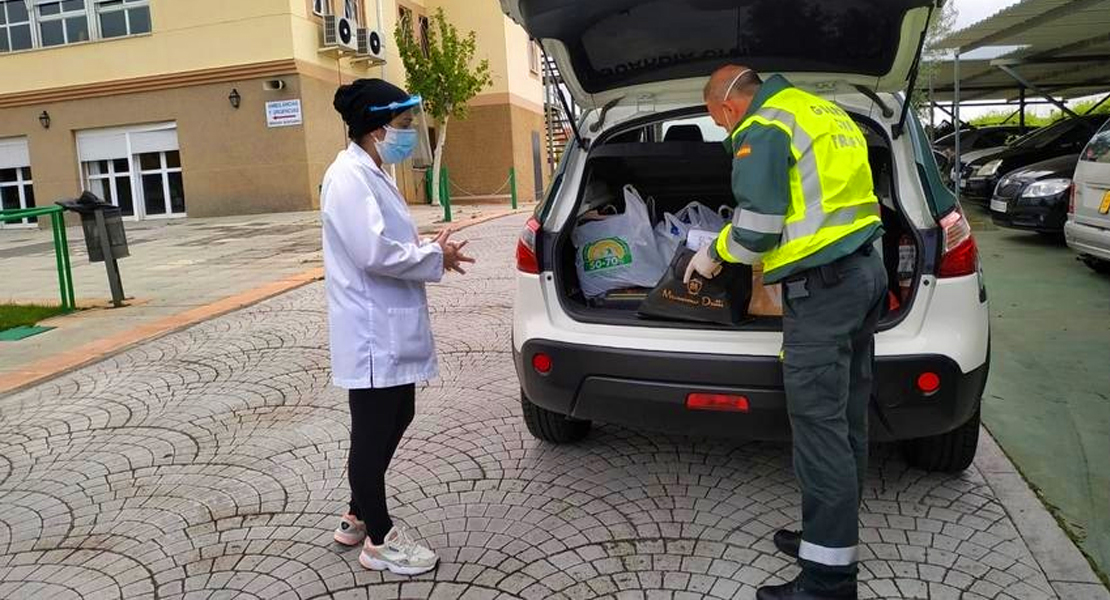 Mérida: La Guardia Civil colabora en el reparto de material sanitario, escolar y alimentos