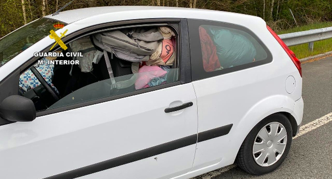 Una conductora sale de &quot;viaje&quot; con el coche lleno de objetos