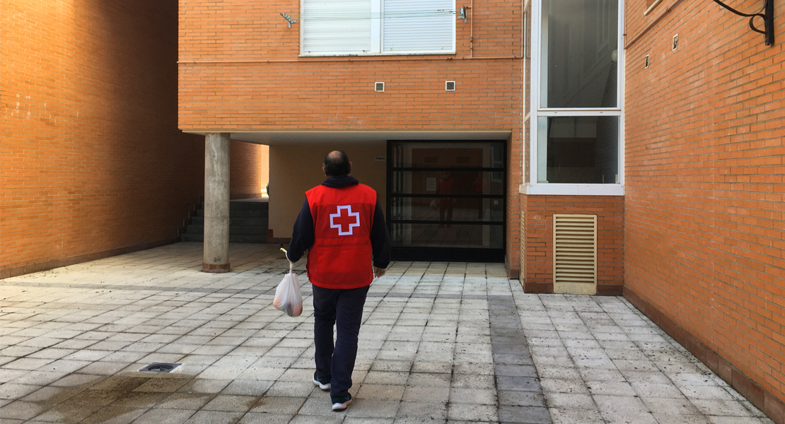 Cruz Roja lleva la compra a domicilio para favorecer que los mayores permanezcan en casa